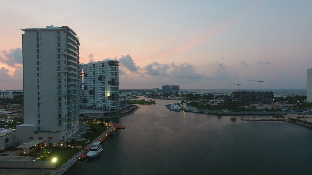 Puerto Cancun marina apartments